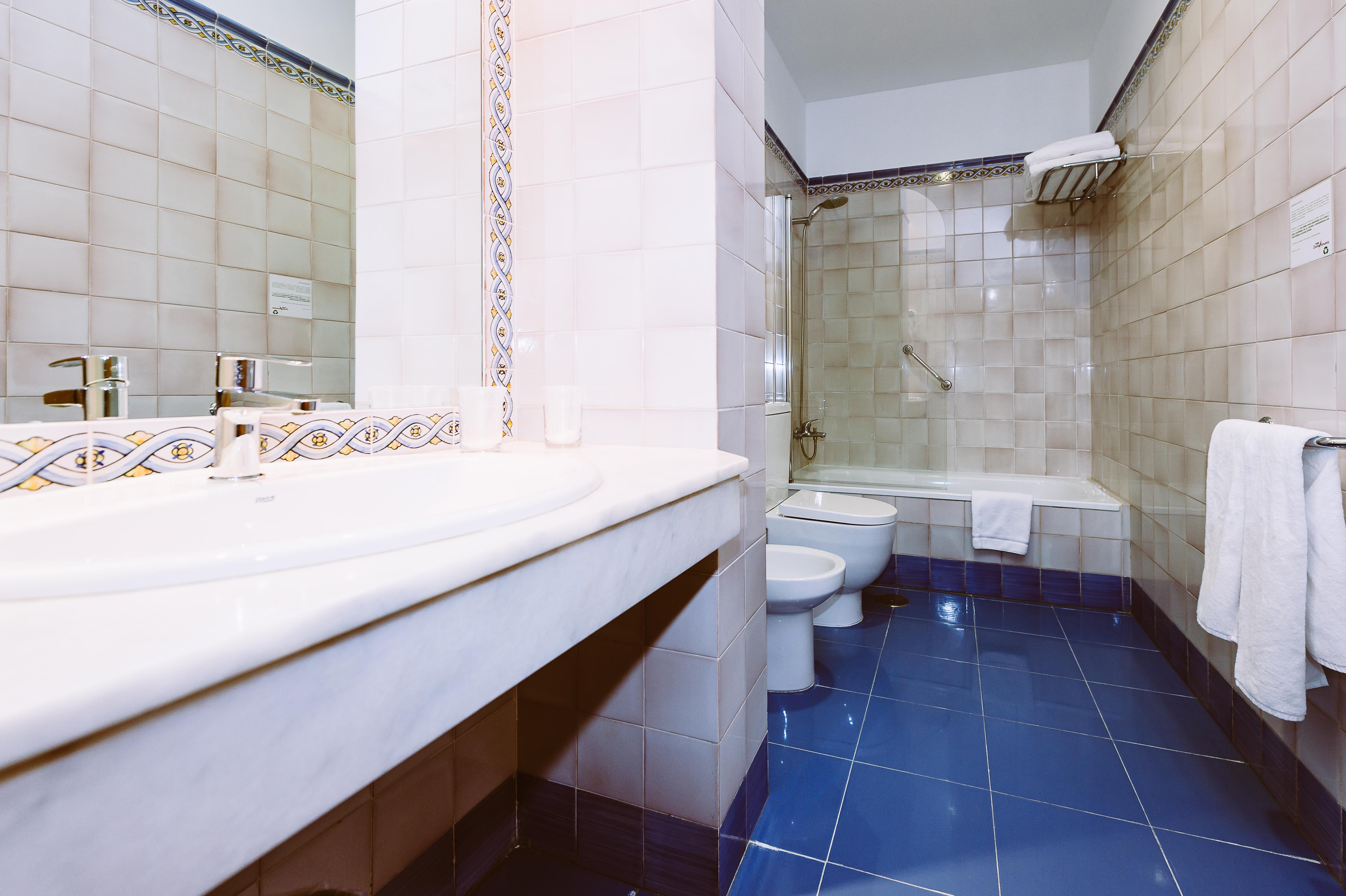 Basic Hotel Dona Manuela Севиля Екстериор снимка
