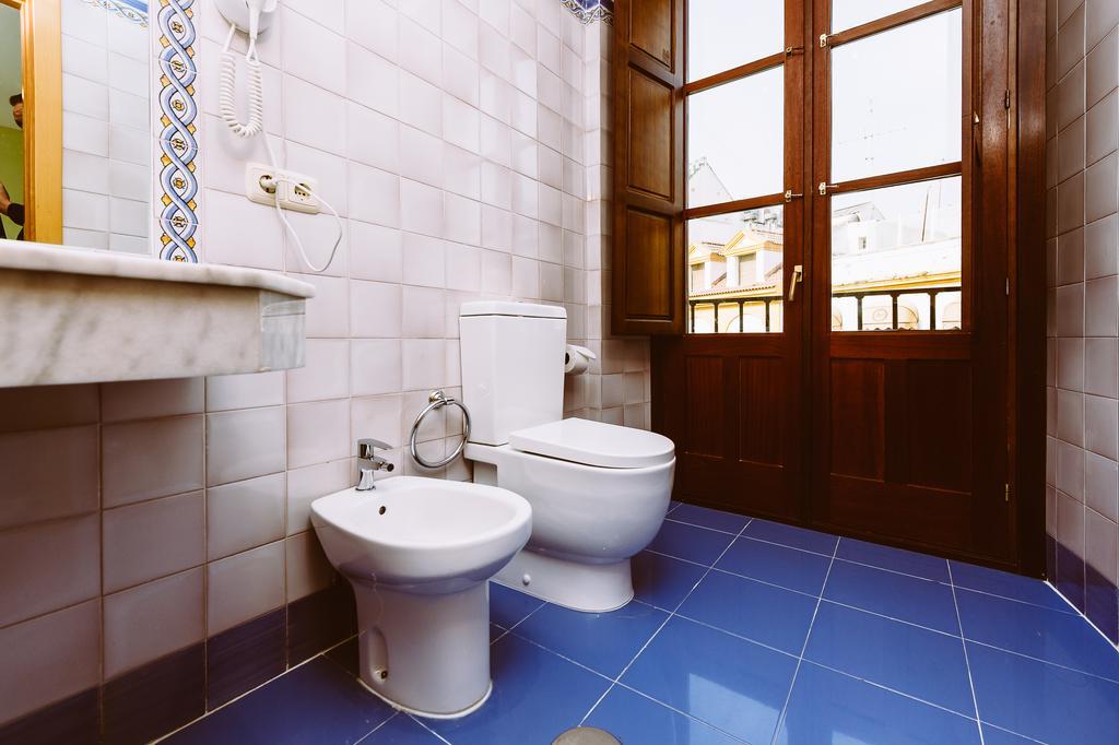Basic Hotel Dona Manuela Севиля Екстериор снимка