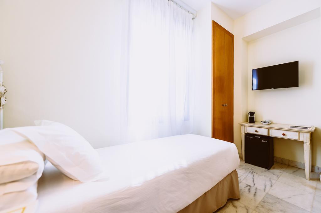Basic Hotel Dona Manuela Севиля Екстериор снимка