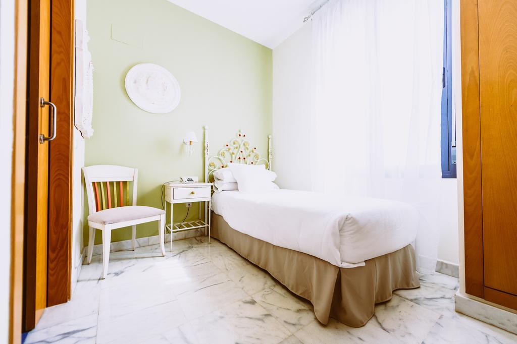 Basic Hotel Dona Manuela Севиля Екстериор снимка