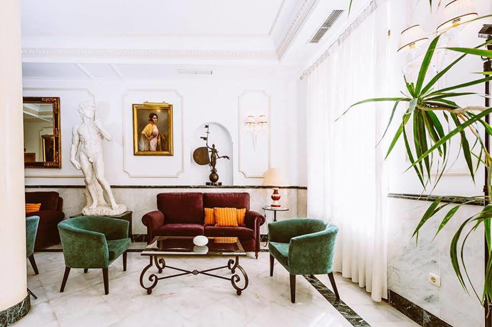 Basic Hotel Dona Manuela Севиля Екстериор снимка