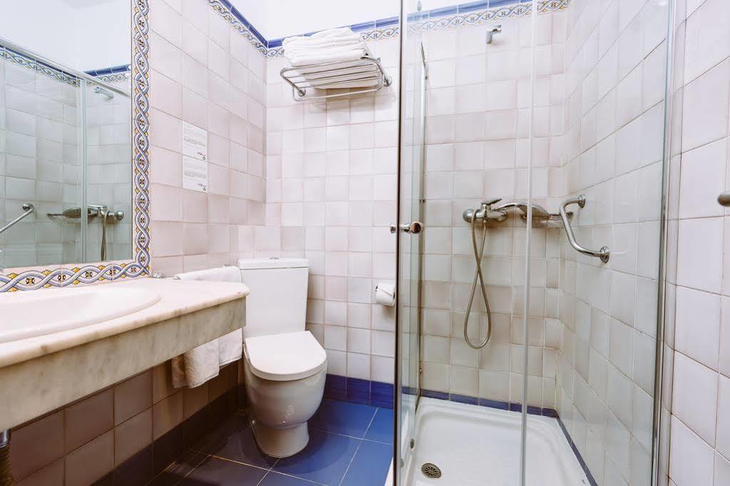 Basic Hotel Dona Manuela Севиля Екстериор снимка